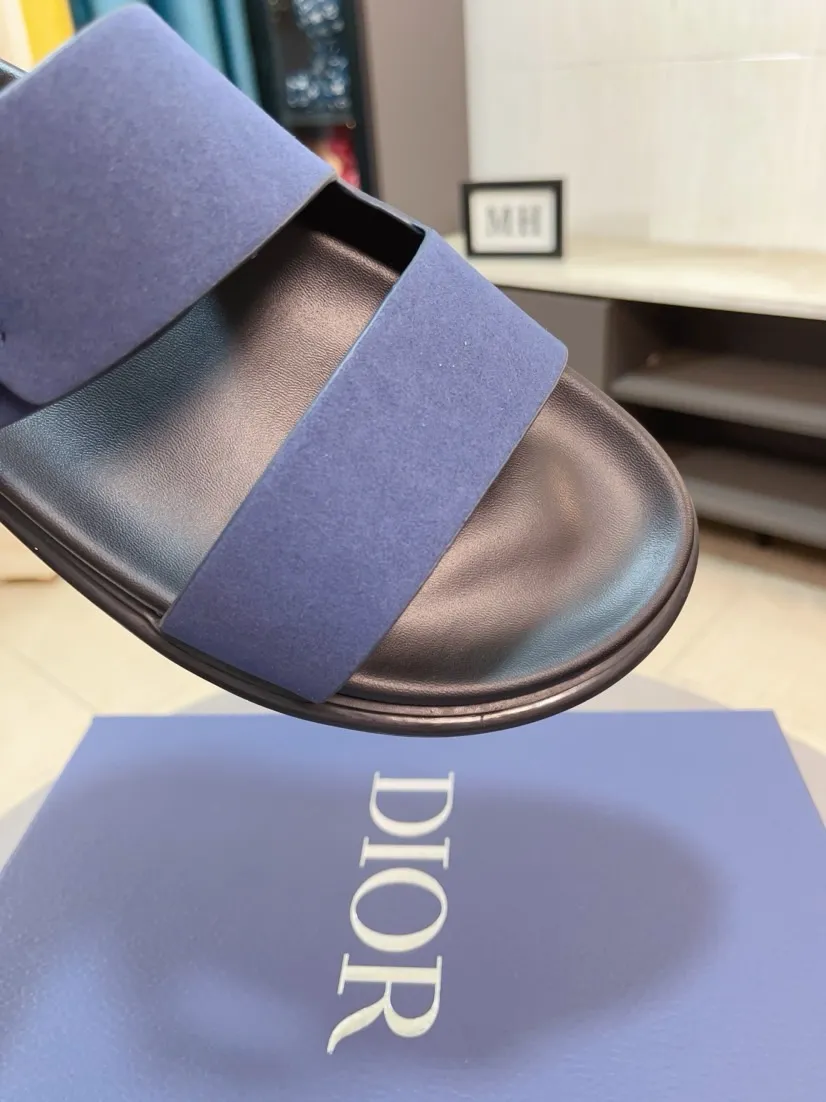 Men's Men's Shoes 💰320🌸🌸Dior Aqua Men's Sandals Slippers. Showcasing Dior haute couture design. The Dior gray suede strap is accented with an aluminum Dior buckle for added style. Paired with a comfortable tonal notch sole, they pair easily with shorts or jeans for a sophisticated look. Main body: suede cow leather, technical fabric lining: cow leather, with adjustable straps, aluminum Dior buckle, Dior gray EVA insole, tonal notch rubber outsole splicing structure👌👌size: 38-44 (45.46 customized)